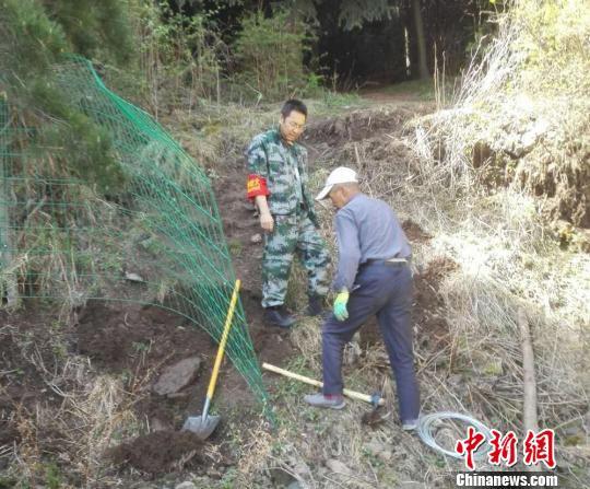 兰州市西固区关山护林站护林员朱兆平20年来,每天行走山路10余公里,累计路程5万余公里。(资料图) 钟欣 摄