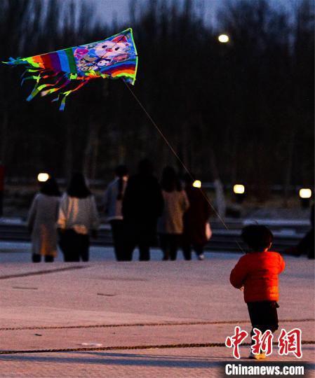 3月22日,敦煌市民在敦煌鸣沙山下党河大桥附近的空地上放风筝。 王斌银 摄