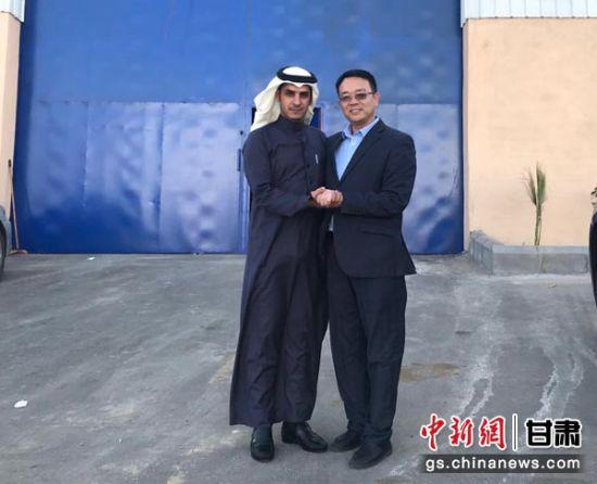 图为贾俊(右一)与外国友人合影。(资料图)