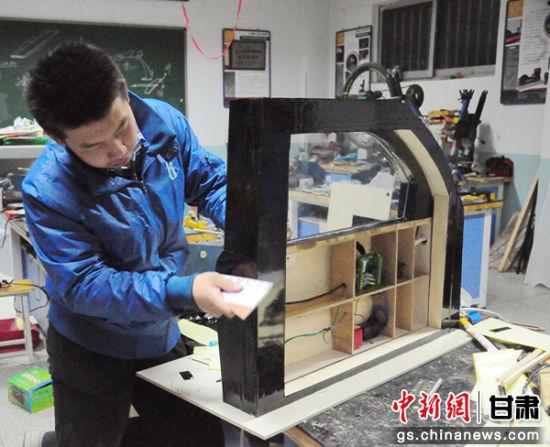 甘肃武威市高二学生刘浩炜耗时1年研究设计汽车电吸门防夹手装置,图为刘浩炜正在做实验。(资料图)