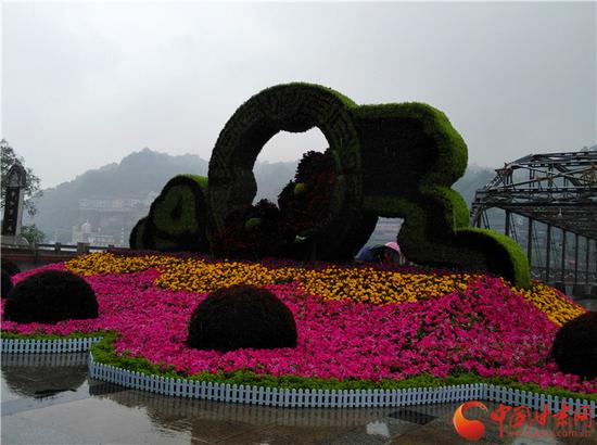 这组位于百年中山桥的绿色雕塑,画龙点睛与铁桥白塔相伴,更显生机活力。