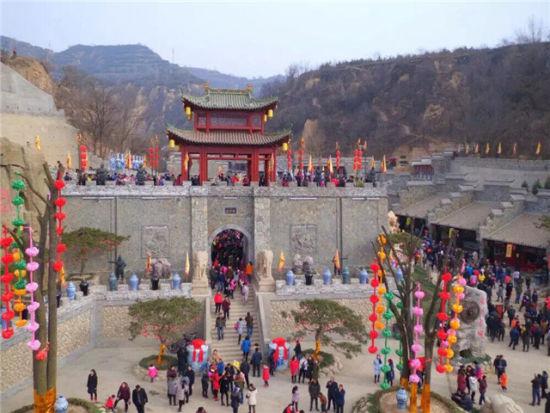 图为庆城县药王洞村.