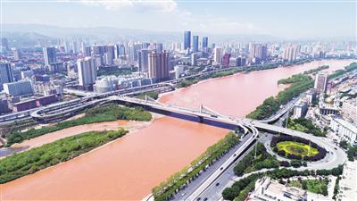 图二:小西湖立交桥被红旗、鲜花装扮一新。