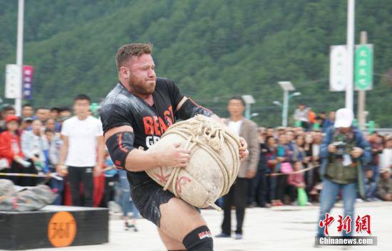图为大力士举重沙袋。 南如卓玛 摄