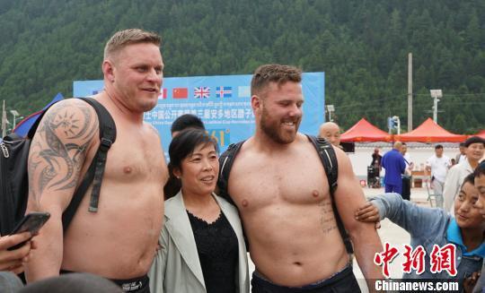 图为当地民众和大力士合影留念。 南如卓玛 摄