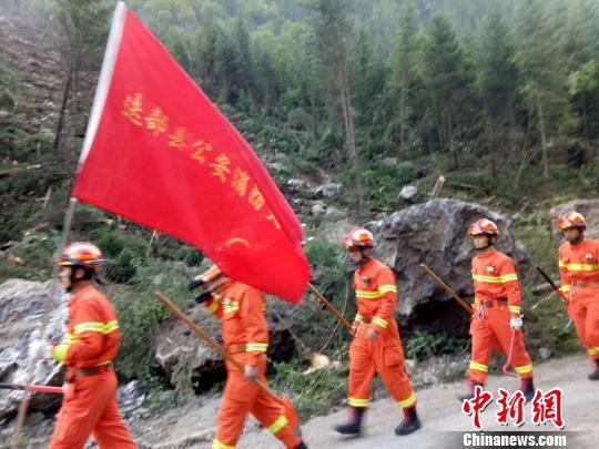 救援人员徒步向前。 甘肃消防供图 摄 救援人员徒步向前。 甘肃消防供图 摄