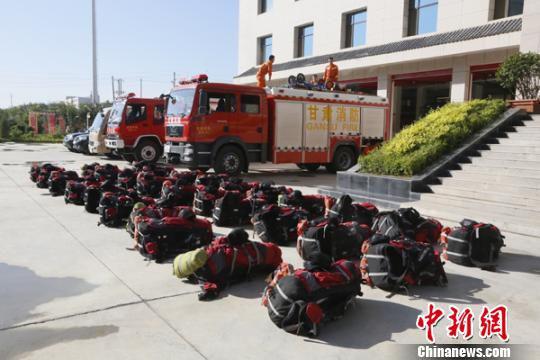 甘肃定西消防集结做好救援准备。 赵志刚 摄 甘肃定西消防集结做好救援准备。 赵志刚 摄