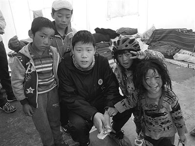 小周在西藏和当地孩子们在一起。