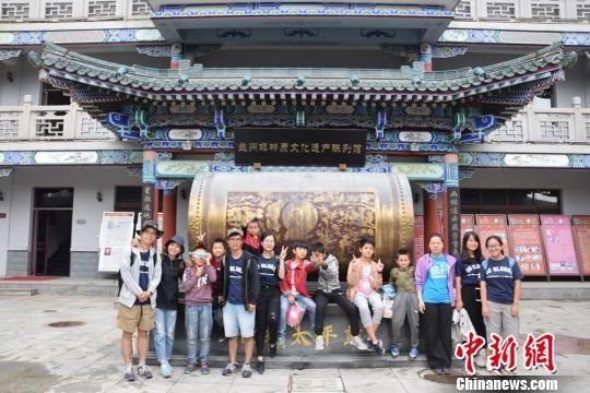 图为志愿者带领孩子们开展“城市新体验”,参观兰州非物质文化遗产陈列馆。 戈正尧 摄