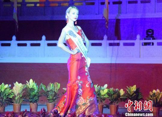 图为“葡萄仙子”走秀。 马春燕 摄