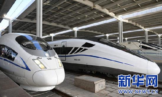 ↑ 兰州铁路局开行的首趟宝兰高铁G2028次动车组(左)在兰州西站等待发车(7月9日摄)。新华社记者陈斌摄
