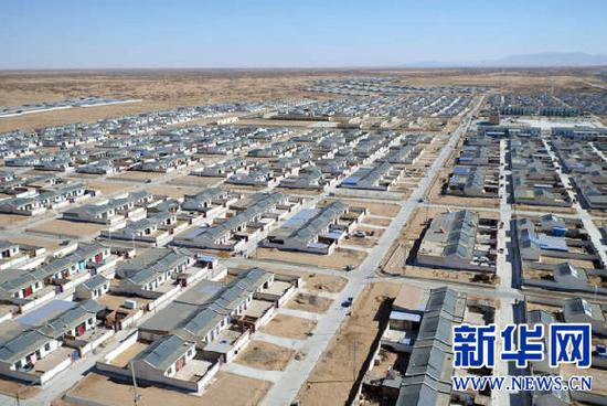 ↑这是甘肃省武威市古浪县黄花滩生态移民安置区(2月18日摄)。新华社记者范培珅摄