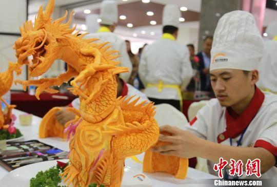 图为正在精雕细琢中的菜品。 张玉玺 摄