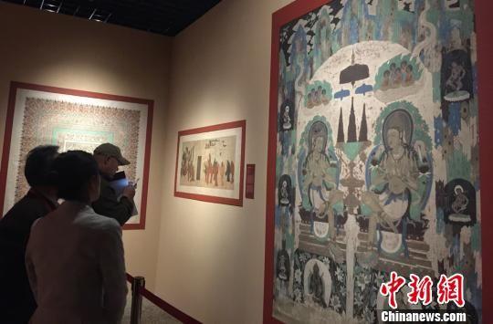 图为参观展览。 刘玉桃 摄