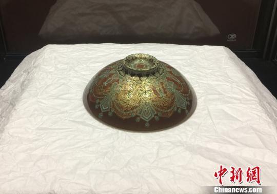 图为融入敦煌元素的瓷器。 刘玉桃 摄