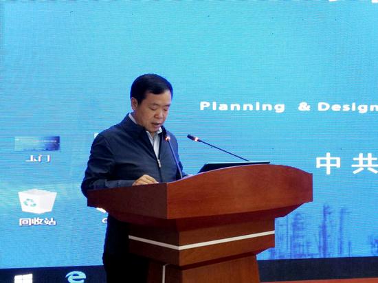 玉门市委书记、市政府市长何正军介绍相关情况