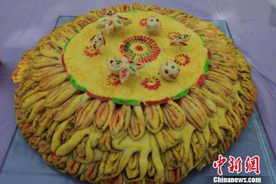 做这些独特月饼,往往需要左邻右舍联合才能完成,至少要四五个人耗时三天。 钟欣 摄