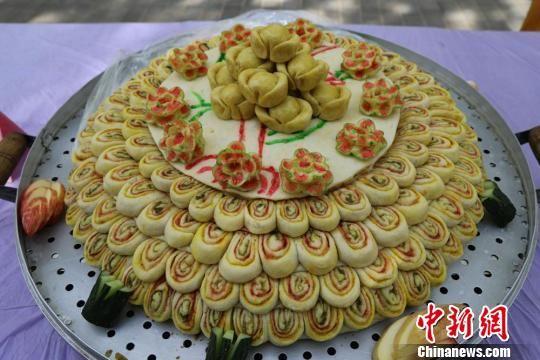 这种月饼叫“大包盖”,实喻家庭团结和睦。 钟欣 摄