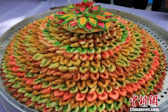 月饼的花瓣全用面粉做成。 钟欣 摄