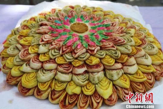 在做好顶层后,还要做上象征吉祥的各类精美图案。 钟欣 摄