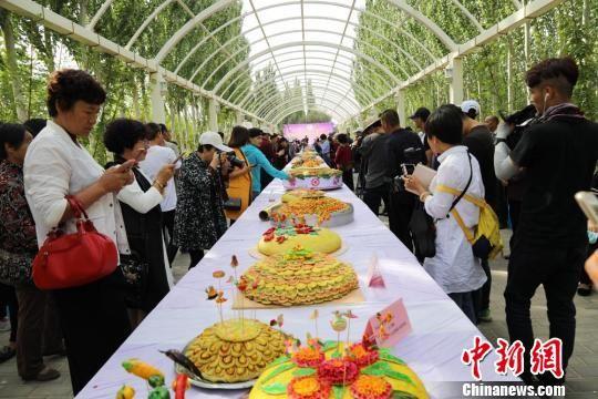 参赛月饼均色、香、味、质、养俱佳,并融入了香草元素,吸引了众多市民参观、品尝。 钟欣 摄