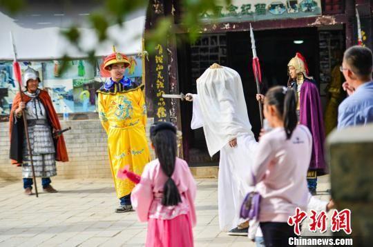 10月5日,游客在敦煌古城拍古装情景照。 王斌银 摄