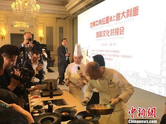 活动现场,意大利名厨在制作意大利面。 邢翀 摄