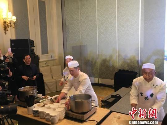 中国面条大师马文斌现场展示拉面制作工艺。 邢翀 摄