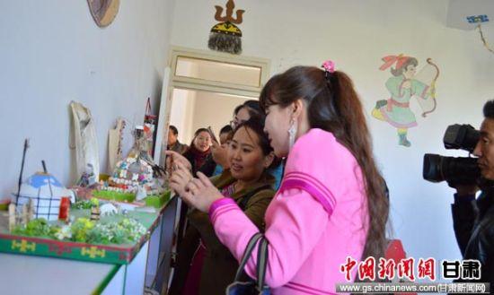 图为家长观摩蒙古族传统骨制品学具。