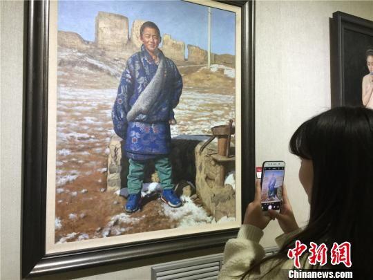 10月18日下午,王秀章丝绸之路主题油画展在兰州展出,吸引众多民众前来观赏。 史静静 摄