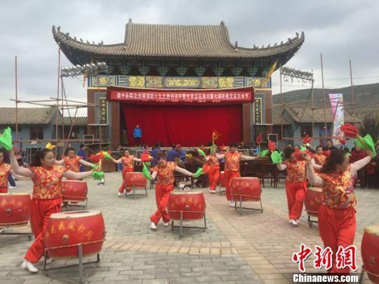 图为村民自编自演的节目。 杨娜 摄