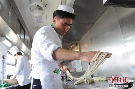 资料图 餐车为旅行中的旅客提供兰州牛肉面。杨艳敏 摄