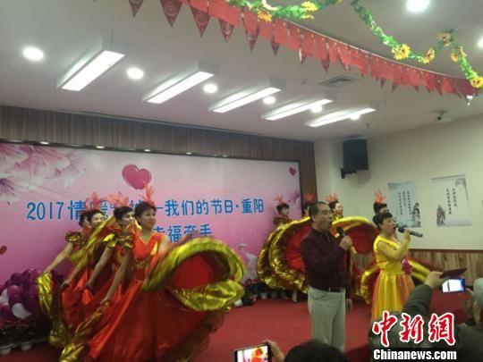 图为老人们表演歌舞。 杨娜 摄