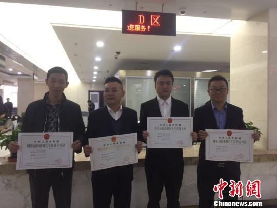 10月25日下午,兰州为4家企业颁发首批“网约车”经营许可证,这标志着兰州市网约车业务迈向合规化。 钟欣 摄