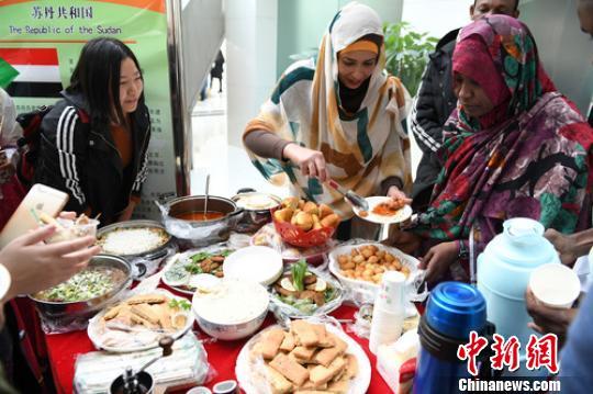 10月26日,兰州交通大学举办第六届国际学生文化节,留学生推介自制家乡美食。 杨艳敏 摄
