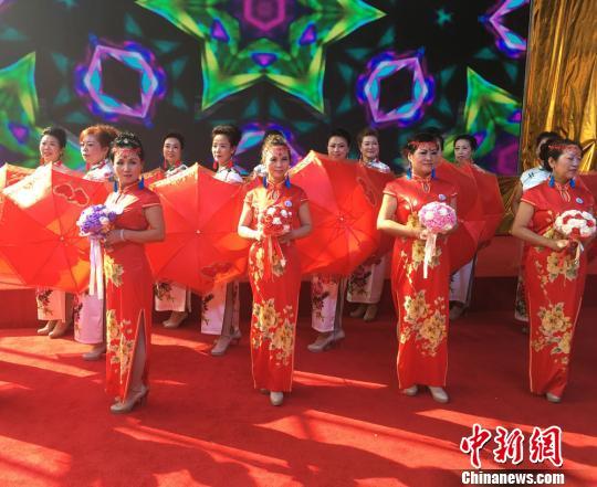 图为模特们身穿火红的旗袍。 张婧 摄