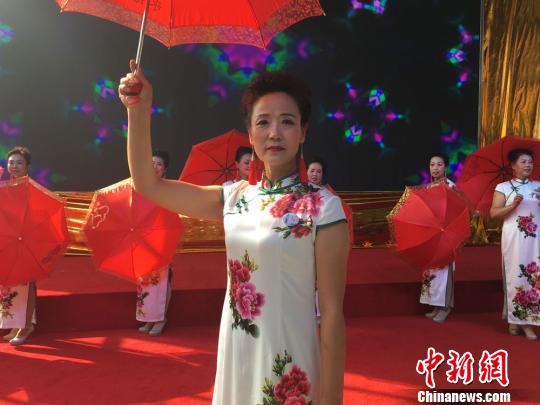 图为身着旗袍的老年模特队成员。 张婧 摄