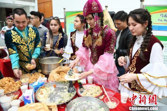 10月26日,兰州交通大学举办第六届国际学生文化节,留学生推介自制家乡美食。 杨艳敏 摄