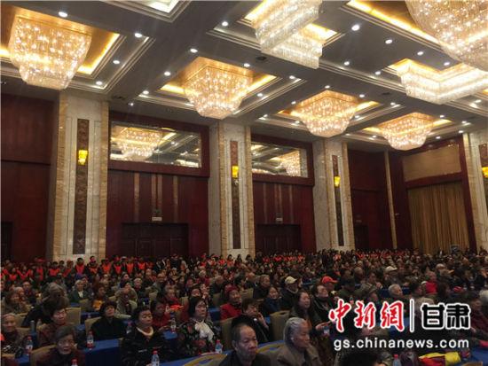 发布现场, “百万老人学微信大型公益慈善活动”在600位老人的见证下启动。史静静 摄