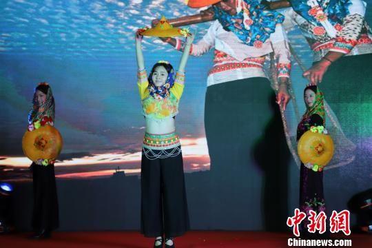 图为福建特色《惠安女》舞蹈表演。 南如卓玛 摄