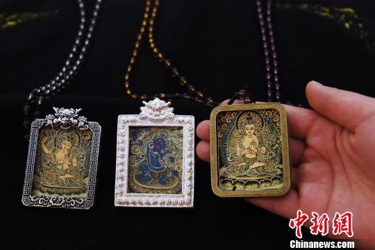 图为创作完成的微型唐卡。 杨艳敏 摄