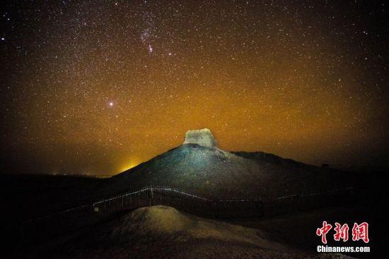 阳关景区古烽燧上的星空。 王斌银 摄