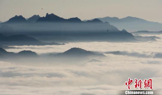 连绵群山仿佛飘浮于半空。 雷金锋 摄
