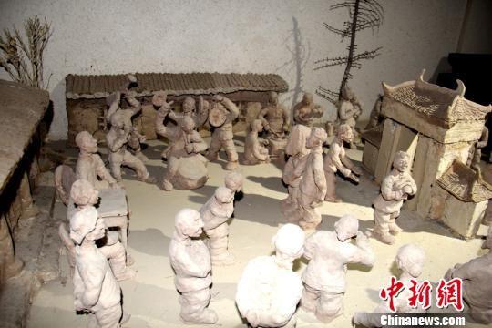 图为泥塑作品《喜迎亲》全景。 郭惠民 摄