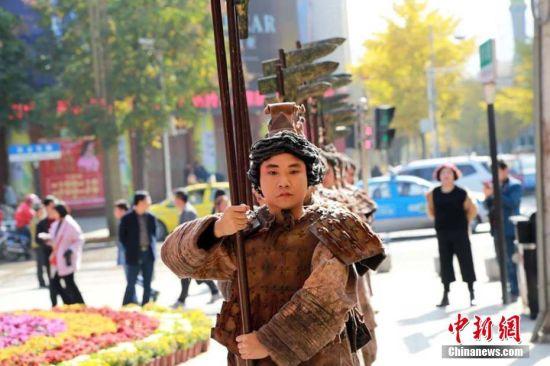 “大秦勇士”上街“巡逻”,意在打造天水文化和旅游融合模式,更好的宣传天水秦文化,宣传天水美景。王建玉 摄