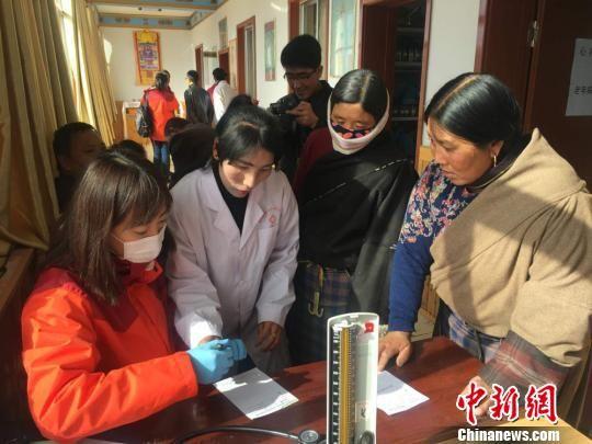 图为韩红一行公益队员在夏河县开展义诊。 钟欣 摄