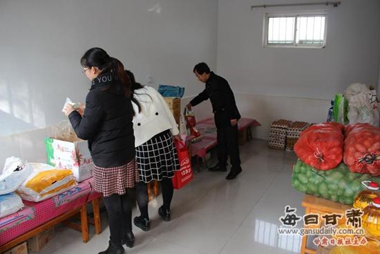 图为工作人员检查食材