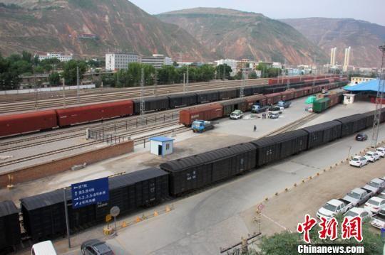 资料图。图为“河西号”零散快运列车装车作业场景。 钟欣 摄