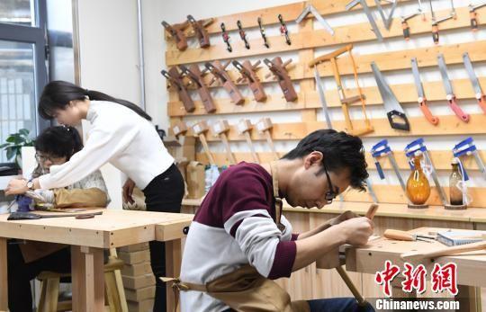图为客人体验木工制作。 杨艳敏 摄