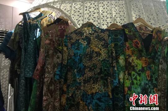 图为染缬技艺制作衣服。 刘玉桃 摄